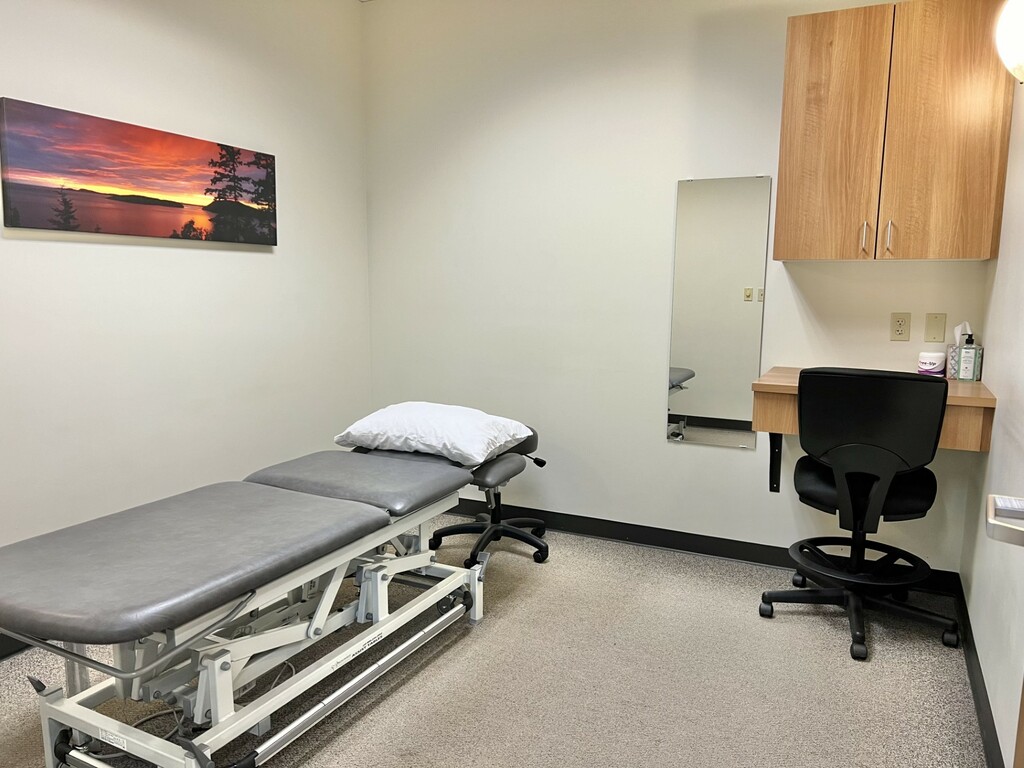 Standard treatment room. Each physical therapist has their own treatment room, desk and laptop.  Treatment will start in the treatment room and progress to the open gym area.