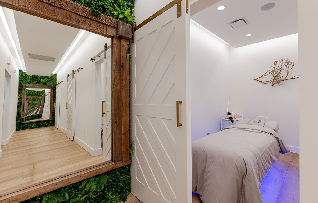 Our treatment rooms boast best in class technology and equipment like our Lemi custom triple memory foam, integrated heat and chromotherapy, fully automated, reinforced steel beds!